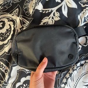 ORIGINAL LULULEMON EVERYWHERE BELT BAG / FANNY PACK (BLACK LOGO)
